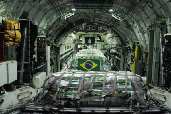 Governo brasileiro doa 21 toneladas de alimentos à Bolívia em meio a crise Avião da FAB transportou toneladas de arroz leite em pó integral