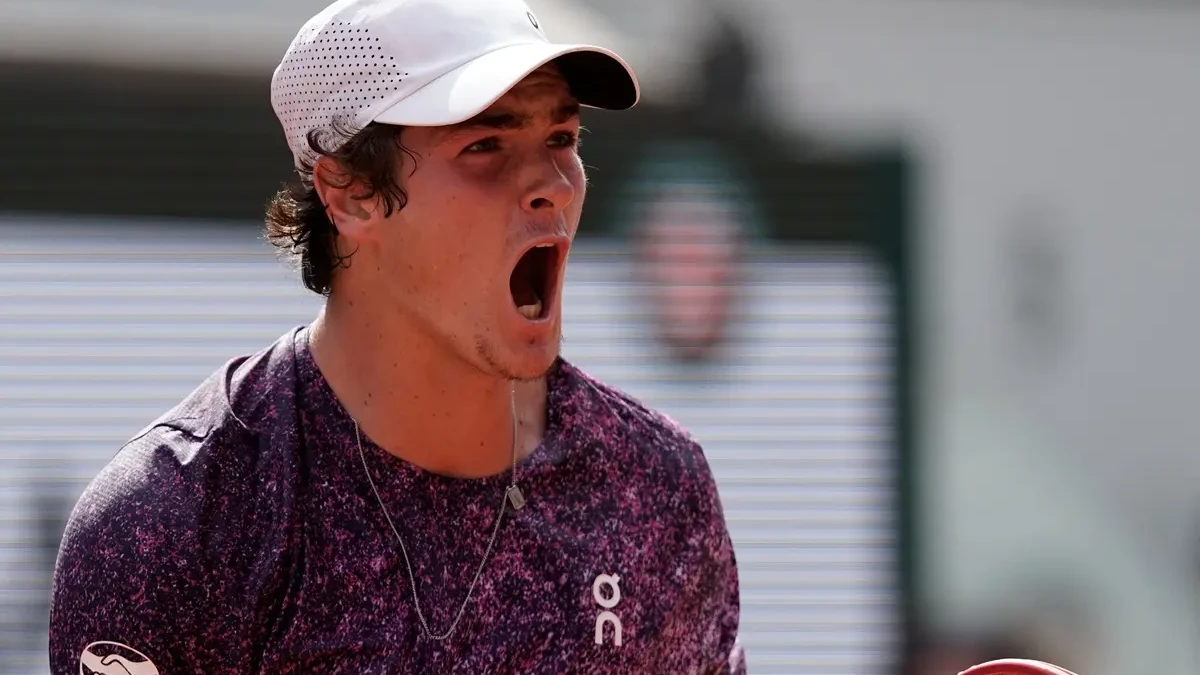 João Fonseca comemora vitória em Roland Garros