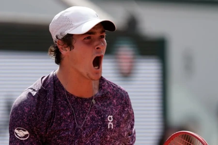 João Fonseca comemora vitória em Roland Garros