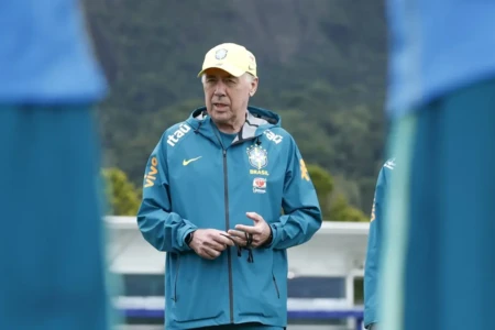 Carlo Ancelotti em treino da seleção brasileira