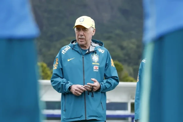 Carlo Ancelotti em treino da seleção brasileira