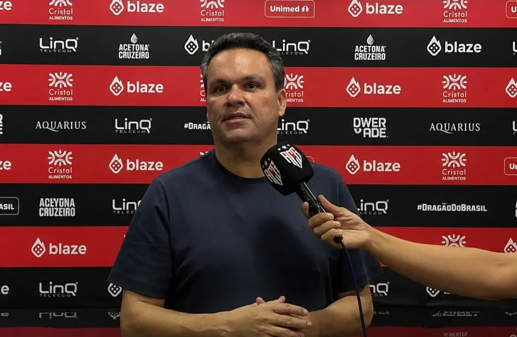 Adson critica elenco do Atlético e promete mudanças na próxima janela