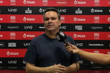 Adson critica elenco do Atlético e promete mudanças na próxima janela