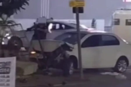 Policial atirando contra os pneus do carro - (Foto: reprodução)