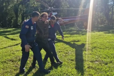 Trilheiro desaparecido é resgatado com vida após ficar 5 dias sem comer em SC Homem havia sumido na segunda (25) no Morro Pelado, em Joinville