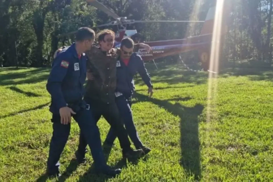 Trilheiro desaparecido é resgatado com vida após ficar 5 dias sem comer em SC Homem havia sumido na segunda (25) no Morro Pelado, em Joinville