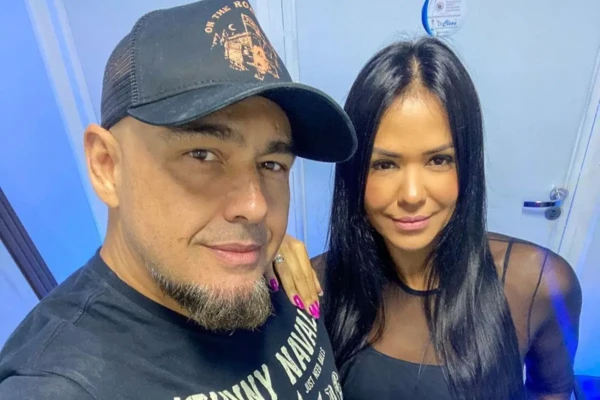 Totus Tuus em Goiânia: Digão, dos Raimundos, e esposa agradecem santa por gravidez; assista Filha do casal, Mariana