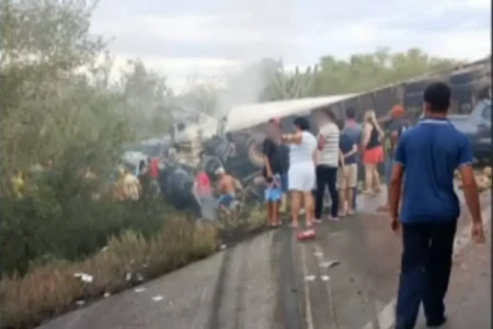 Caminhão invade contramão e provoca morte de 16 pessoas da mesma família na BA Motorista do caminhão foi preso no hospital