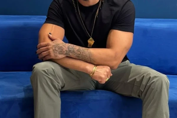 Ex-BBB grava cena de sexo gay para Privacy; veja quem é Juninho Carioca que participou do "BBB 24" gravou com "Novinho da ZL"