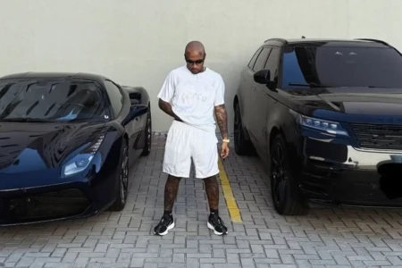 Vídeo: mulher joga pedras e quebra Ferrari e McLaren de R$ 5 milhões de Orochi Rapper mostrou como ficaram os veículos; veja