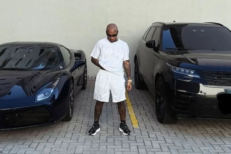 Vídeo: mulher joga pedras e quebra Ferrari e McLaren de R$ 5 milhões de Orochi Rapper mostrou como ficaram os veículos; veja