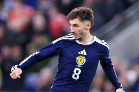 O meia Billy Gilmour está fora da Copa do Mundo (Foto: @scotlandnationalteam/Escócia/Instagram)
