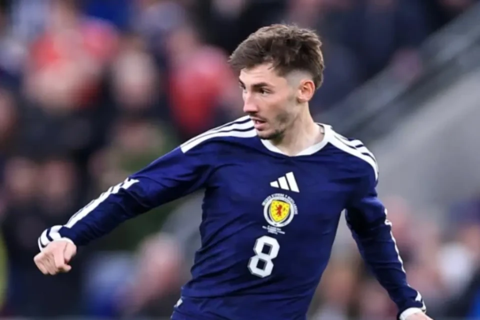 O meia Billy Gilmour está fora da Copa do Mundo (Foto: @scotlandnationalteam/Escócia/Instagram)