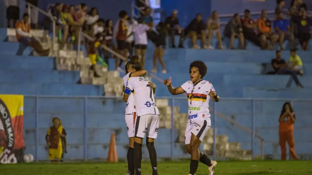 Jogadoras do Planalto comemoram gol no Brasileiro Feminino