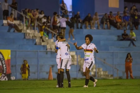 Jogadoras do Planalto comemoram gol no Brasileiro Feminino