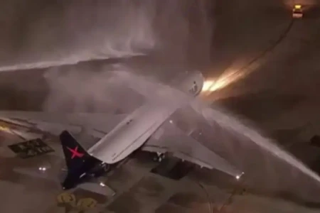 Por que bombeiros jogaram água no avião da seleção antes do embarque para Copa (Foto: Reprodução)