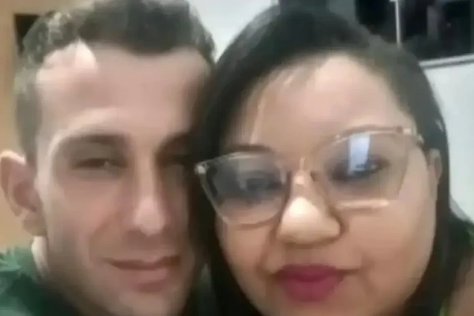 Imagem do suspeito com a vítima