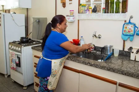 Com participação crescente no mercado profissional, mulheres sofrem com trabalho invisível em casa trabalham 40 horas a mais do que os homens