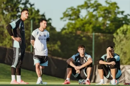 Messi ao lado de companheiros durante atividade da Argentina