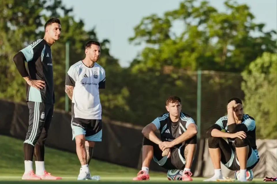 Messi ao lado de companheiros durante atividade da Argentina