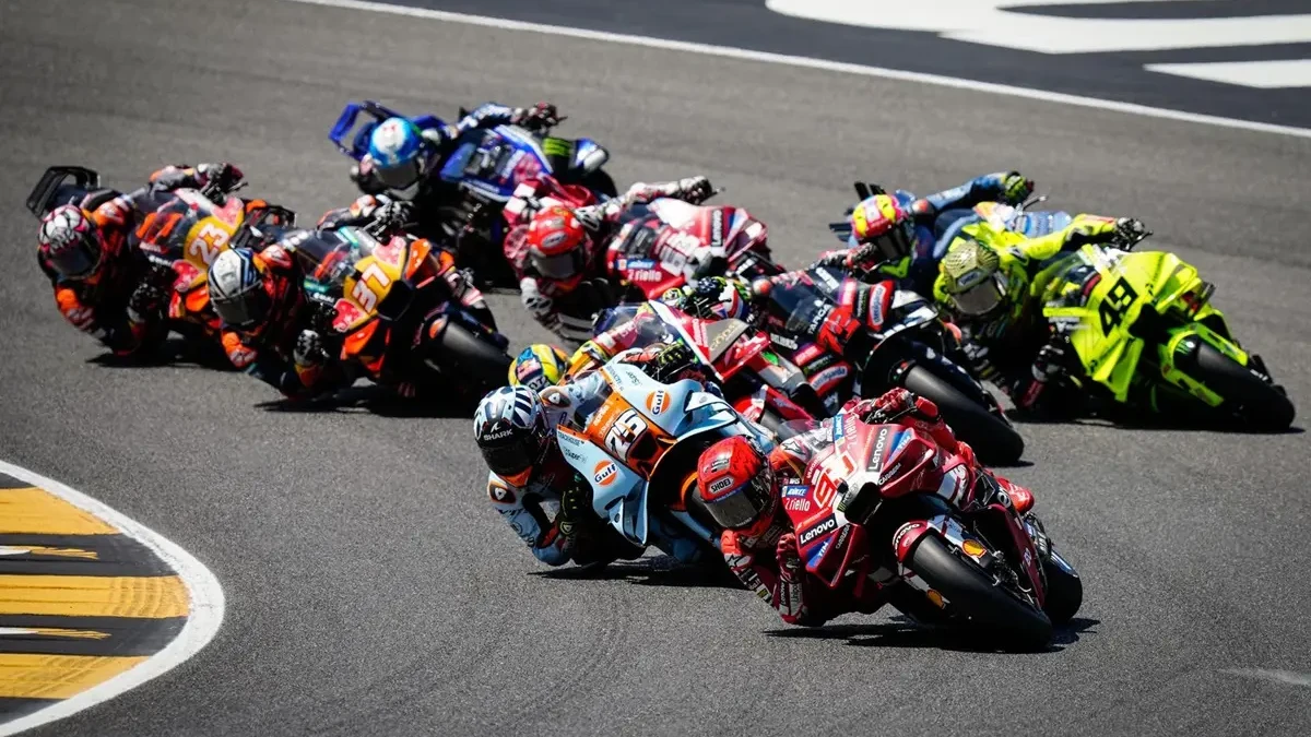 Pilotos da MotoGP durante prova na Itália