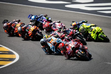 Pilotos da MotoGP durante prova na Itália