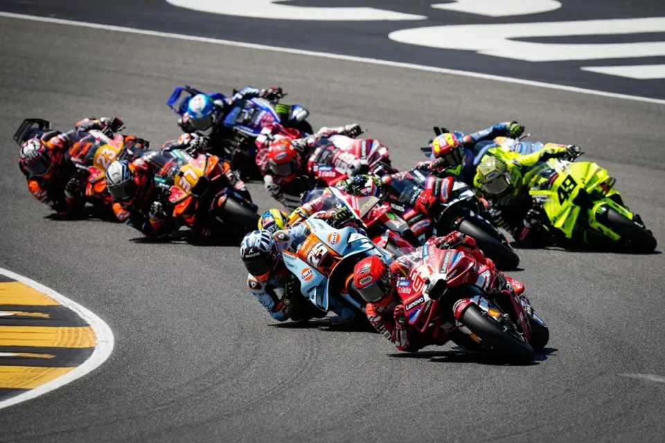 Pilotos da MotoGP durante prova na Itália