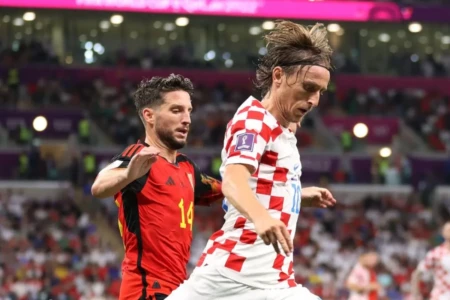 Modric, da Croácia, tenta superar marcação da Bélgica (Foto: Instagram)