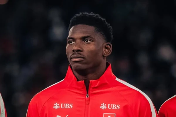 Visto de Breel Embolo foi submetido à revisão horas antes do embarque (Foto: Instagram)