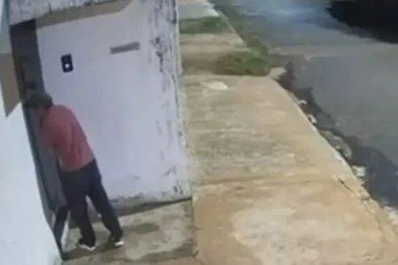 Imagem do homem em frente ao portão