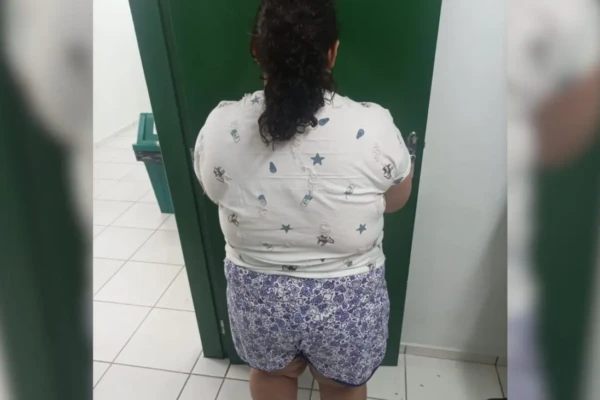 Mulher de 37 anos é presa após fingir ter 12 e usar chupeta para enganar família em SC Suspeita usava mamadeiras e dizia ser autista Joinville