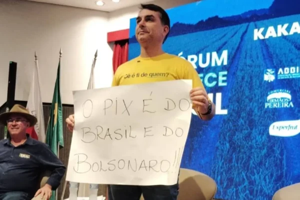 Em resposta a Lula, Flávio exibe cartaz com mensagem 'o Pix é do Brasil e do Bolsonaro' Em Goiás, Lula exibiu cartaz em defesa do Pix