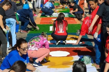 Fiéis se unem para confeccionar 42 tapetes de Corpus Christi na Paróquia Nossa Senhora da Assunção confeccionar os tapetes religiosos