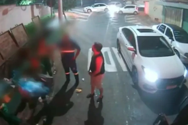 Perito criminal ameaçando garis - (Foto: reprodução)