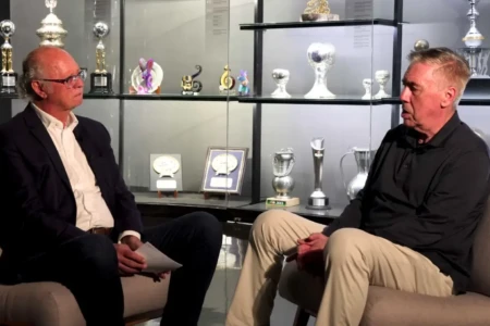 Ancelotti em entrevista com o ex-jogador Paulo Roberto Falcão (Foto: Reprodução)