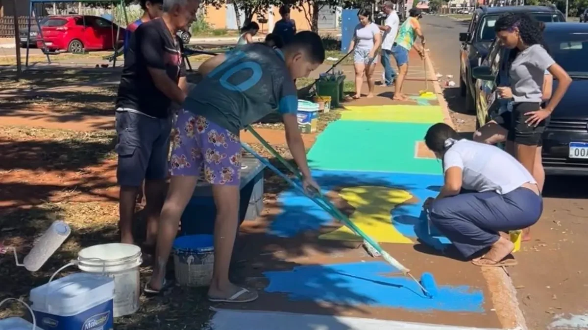 Calçada verde e amarela vira símbolo de união entre moradores em Trindade