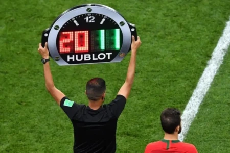 Substituição durante uma partida de futebol