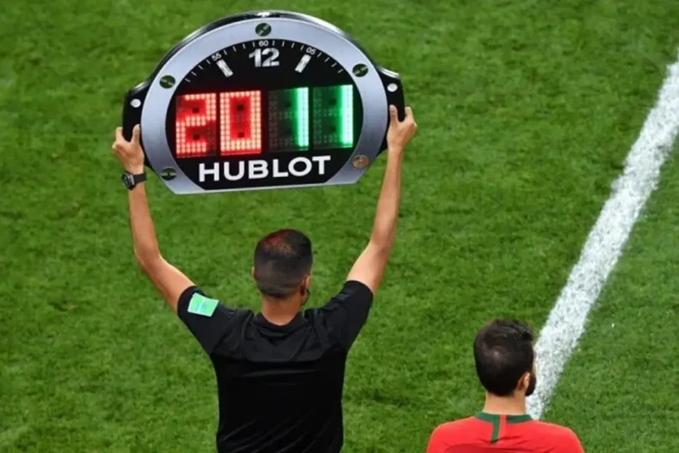 Substituição durante uma partida de futebol