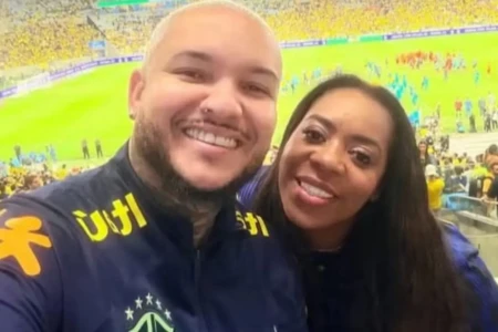 Vivendo romance com mãe de Vini Jr., policial ex de Jojo Todynho reage após críticas; veja Romance ganhou repercussão após um presente