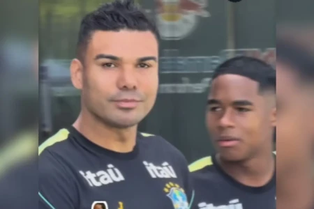 Após entrada dura em treino, Casemiro e Endrick entram juntos em campo (Foto: Reprodução)