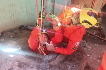 Homem é resgatado após cair em cisterna de 12 metros em Itumbiara Ocorrência mobilizou oito bombeiros resgate em espaço confinado
