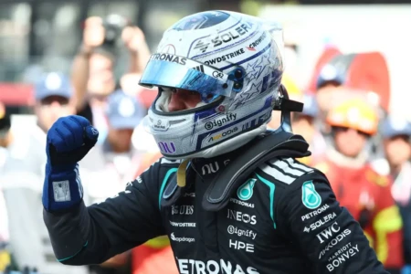 Kimi Antonelli comemora pole position em Mônaco