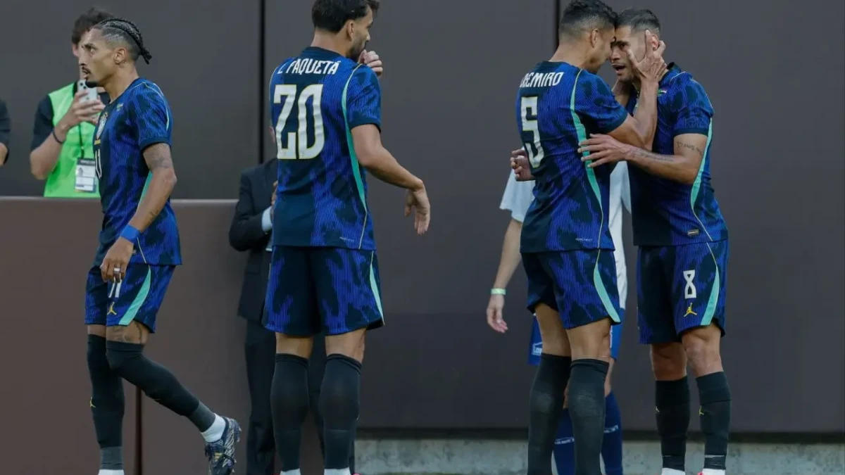 Jogadores da seleção brasileira comemoram gol diante do Egito