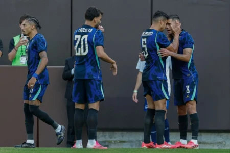 Jogadores da seleção brasileira comemoram gol diante do Egito