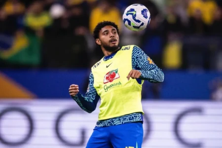 Éderson em passagem pela seleção brasileira