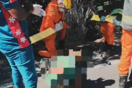 Sovrevivente sendo socorrido - (Foto: reprodução/Corpo de Bombeiros)