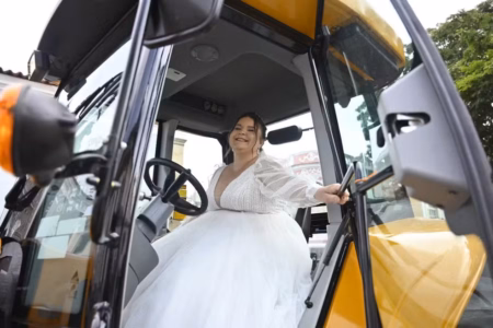Vídeo: noiva chega dirigindo trator e sai de caminhão após casamento em MG Celebração ainda teve decoração com hortaliças