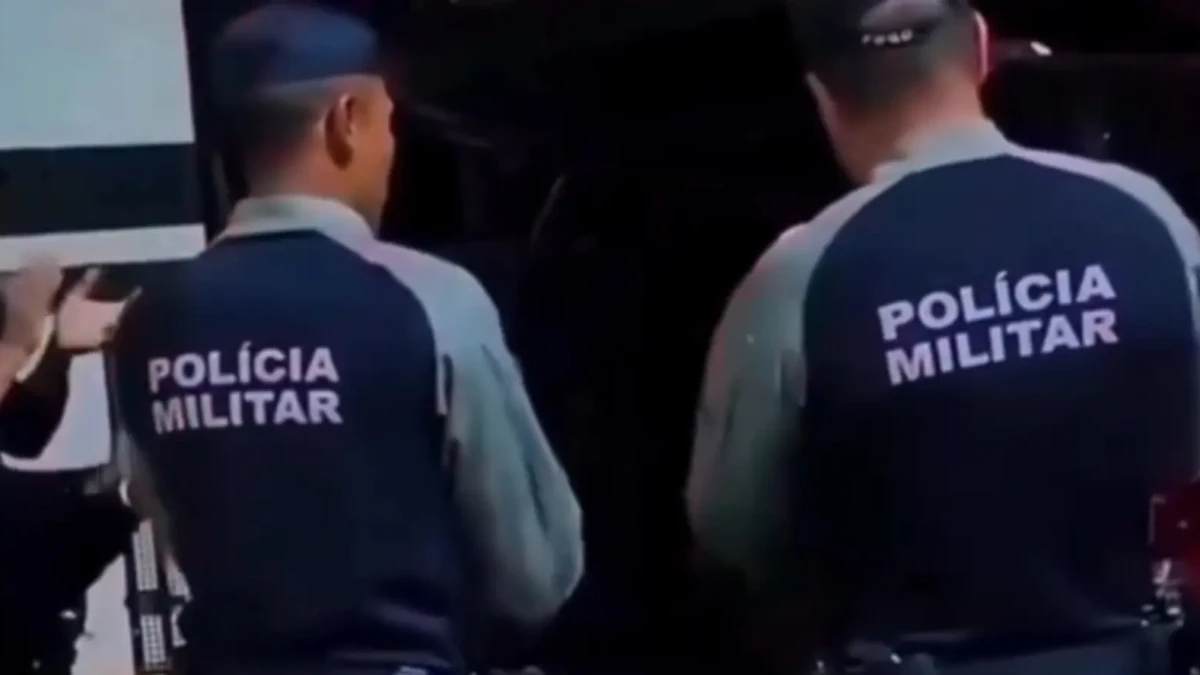 PMs de Goiás batem palmas e cantam parabéns para aniversariante preso em camburão da Polícia Penal