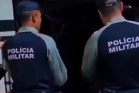 PMs de Goiás batem palmas e cantam parabéns para aniversariante preso em camburão da Polícia Penal