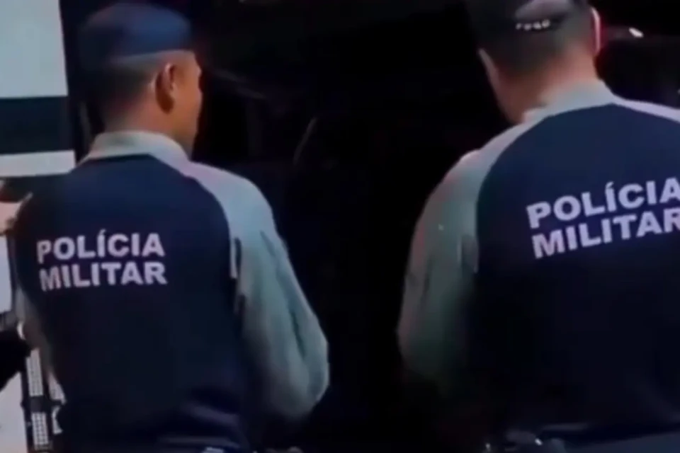 PMs de Goiás batem palmas e cantam parabéns para aniversariante preso em camburão da Polícia Penal